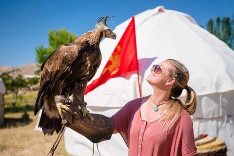 Tour de 2 dias Issyk Kul em grupo pequeno com Yurt Stay e Eagle Show