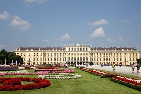 Vienna: Skip-the-Line Ticket to Schonbrunn Palace with AudioGuide