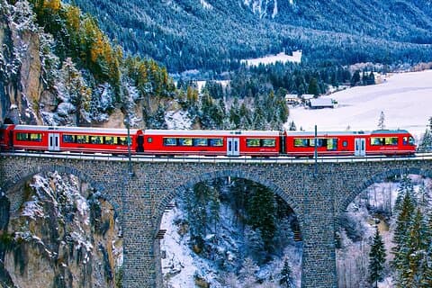 Treno rosso del Bernina, Alpi svizzere e St Moritz Da Milano
