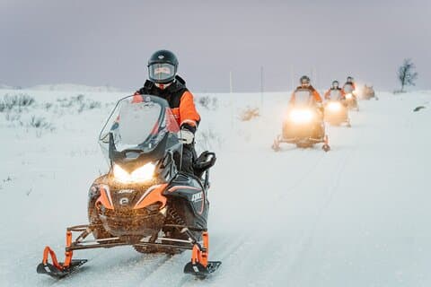 Snowmobile e aventura de pesca de gelo