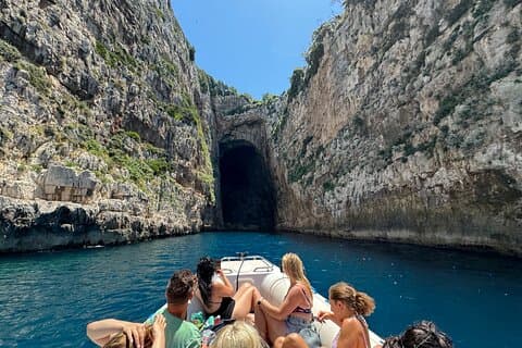 Schnellboottour zur Insel Sazan, zur Haxhi-Ali-Höhle und zum Meerespark