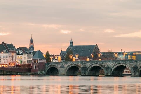 Private transfer from Bruges to Frankfurt, 2h Stop in Maastricht