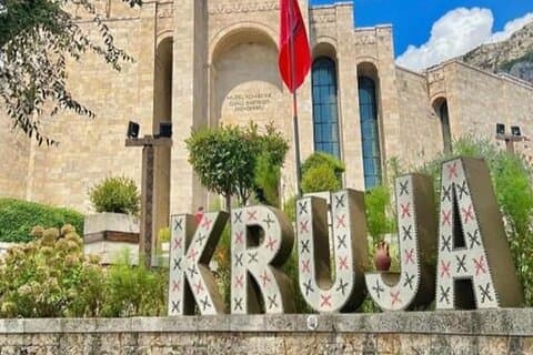 Vanuit Tirana: Kruja kasteel, Oude Bazaar & Sarisalltik uitzichtpunt