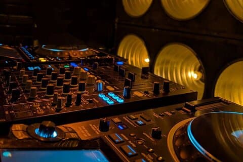 RAVE LAB Erfaring med DJ-konsol og belysning