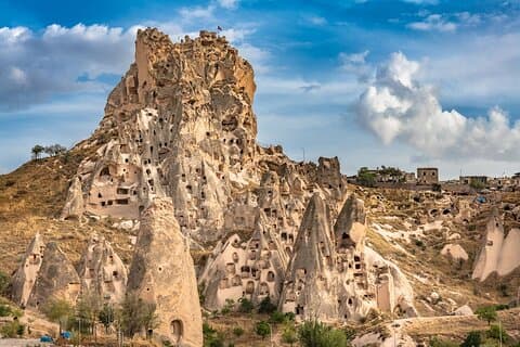 Excursion en groupe en combinaison rouge et verte en Cappadoce