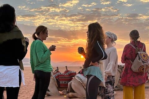 Private Camel Ride Sunset View at Wadi Rum, Tee und Snacks enthalten
