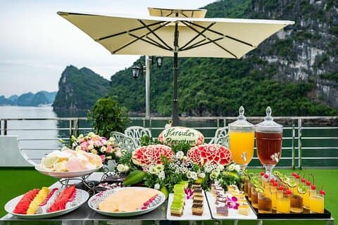 De Harbor: Croisière de luxe dans la baie d'Halong avec déjeuner buffet et kayak