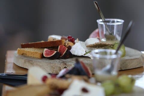 Tasting 5 Burgundy wines granted from regional cheeses