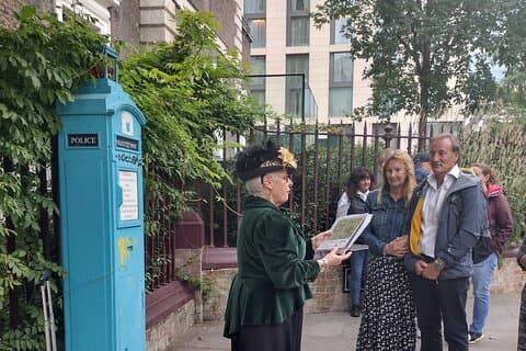Jack Uppskäraren går med en Curry i Brick Lane i London