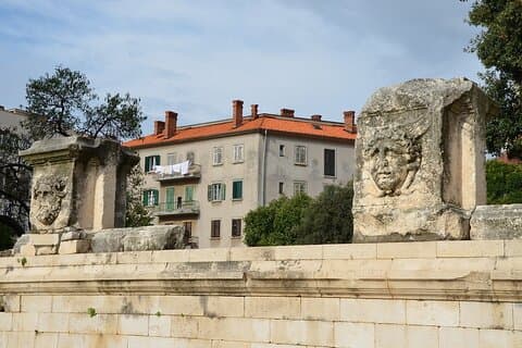 Tour privado a pie por Zadar con traslado desde el puerto