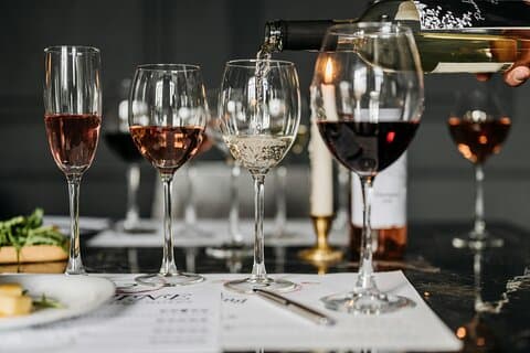 Sorseggia & passeggia: Degustazione di vini e storia Tour privato di Bucarest