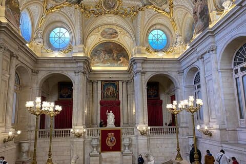 Ingressos para visita privada ao Palácio Real incluídos.