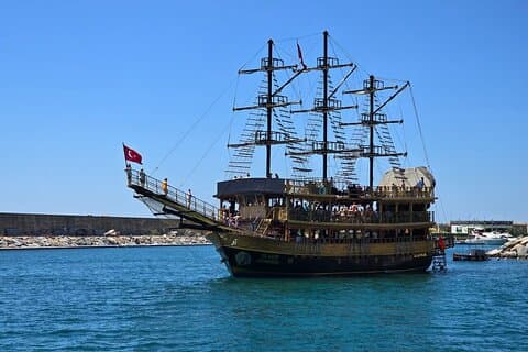 Gita in barca pirata Alanya con pranzo e bevande analcoliche gratuite