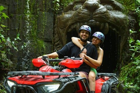 A aventura ATV final combina com rafting de água branca