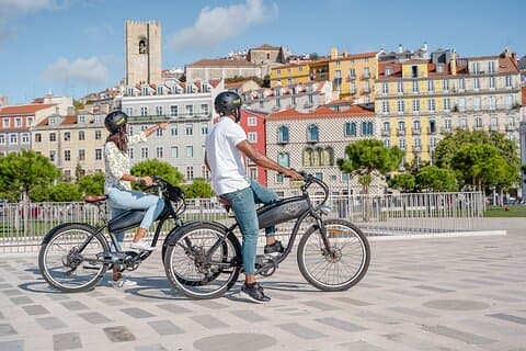Visite de Lisbonne en vélo électrique Place du Commerce, Mouraria et Alfama