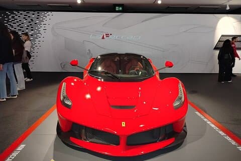 Tour privato di Firenze in Ferrari con degustazioni