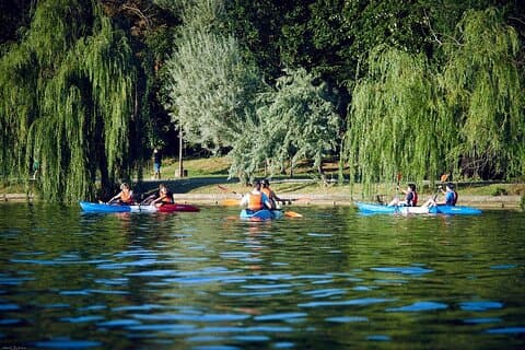 ヘラストラウ公園ブカレスト中心部でのカヤック