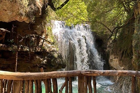 Hoteller i nærheden af Paradise Akchour Waterfall God Bridge Adventure