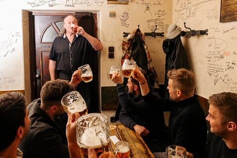 La passeggiata della birra di Praga: Dalle viste sul castello alle pinte lisce