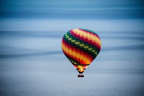 ドバイ砂漠上空の日の出熱気球飛行