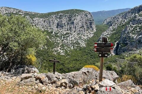 Van Oliena : trekking naar Tiscali met proeverij