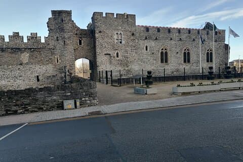 Zwaarden in de buurt van Dublin Airport Ireland Walking Tour Fun Experience