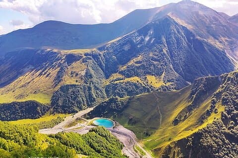 Stepantsminda Kazbegi och Gudauri en dag guidad tur