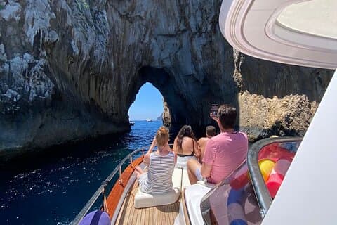 Explorando las joyas secretas de Capri en barco privado con patrón local
