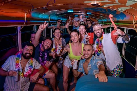 Domingo Funday Tamarindo Party Bus - Praia e piscina Crawl