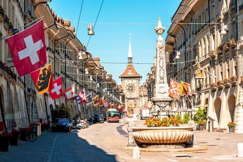 Private transfer from Interlaken to Zurich, 2h stop in Bern