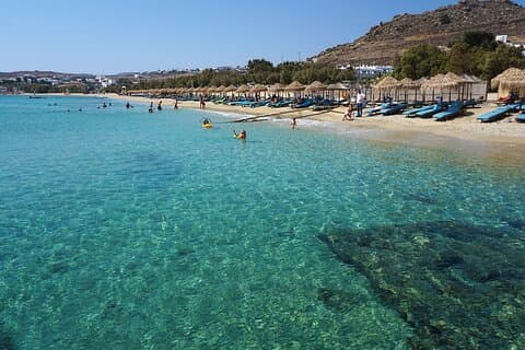 Fuga della spiaggia per i passeggeri della nave da crociera