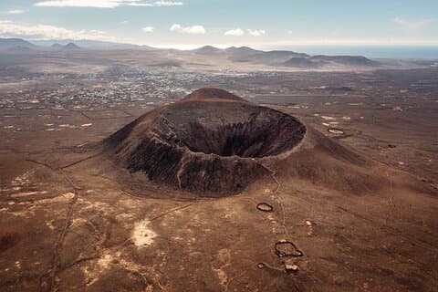 カルデロン本島火山へのハイキングルート