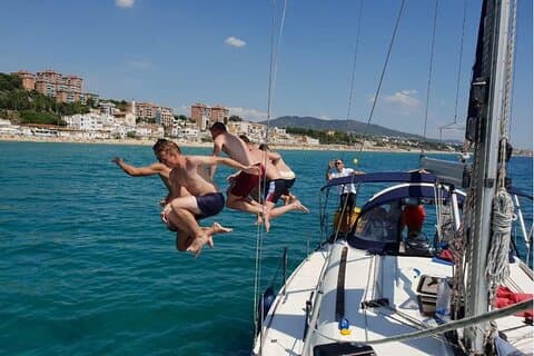 6 timers privat båttur fra Barcelona. Snorkel og sol