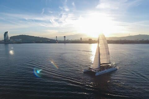 Afterwork op een catamaran met livemuziek van Port Olimpic