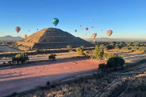 Voo de balão ao nascer do sol sobre Teotihuacan e café da manhã em uma caverna