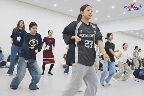 K-Pop Idol dans turné med koreanska humör (kyckling eller Hanbok)