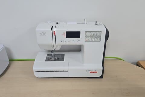 Taller de máquinas de coser de Liverpool divertido con té y pastel