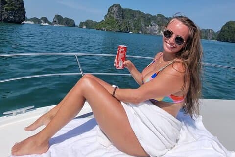 Momentos inolvidables: Explora Sunset Halong Bay en barco privado