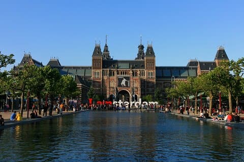 Le Rijksmuseum a dévoilé l'histoire et l'art Néerlandais dans leur contexte + Ebook