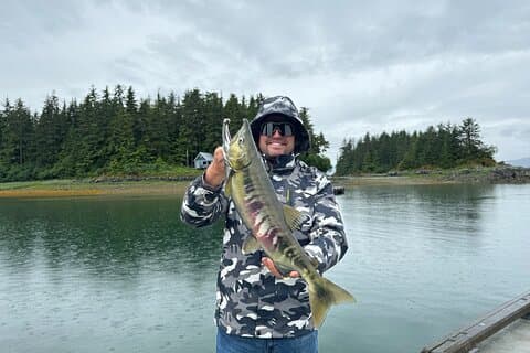 Lanzadera y equipo de pesca en tierra de Juneau