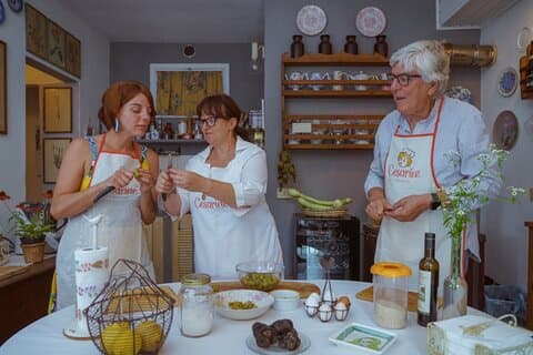 Clase de aceitunas rellenas y fritas italianas tradicionales en Piamonte