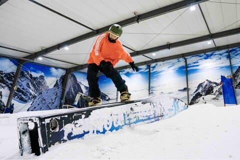 Private Tour: Auckland City, Snowboarding, Helicopter & Jet Boat