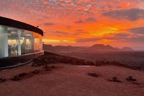 Experiencia Nocturna y Cena Volcánica en Timanfaya