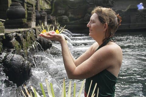 Ceremonia de purificación de agua de Ubud