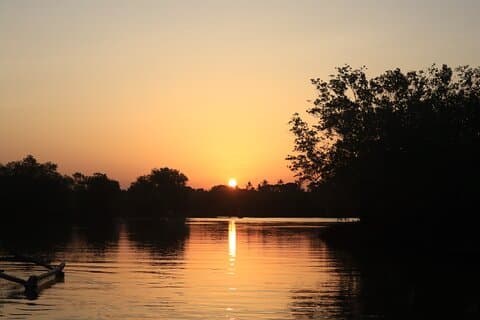 Tour al tramonto del fiume Kongo