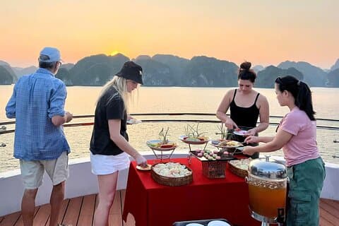 Cat Ba: Lan Ha Bay Sunset på D'Charme luksus cruise