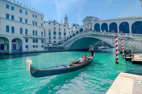 Tour privado: paseo en góndola por Venecia con serenata incluida