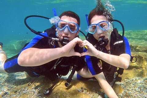 Plongée sous-marine pour débutants avec un instructeur PADI près d'Héraklion