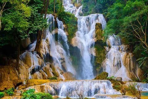 パクオウ洞窟とクアンシーの滝共有ミニバングループ旅行