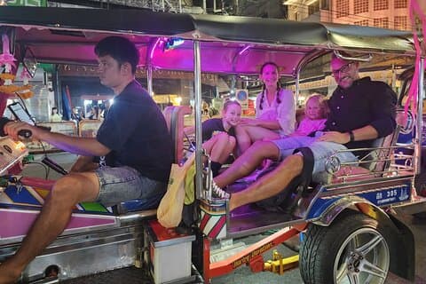 Exklusive Bangkok Night Tuk Tuk Tour mit lokalem Abendessen Erlebnis
